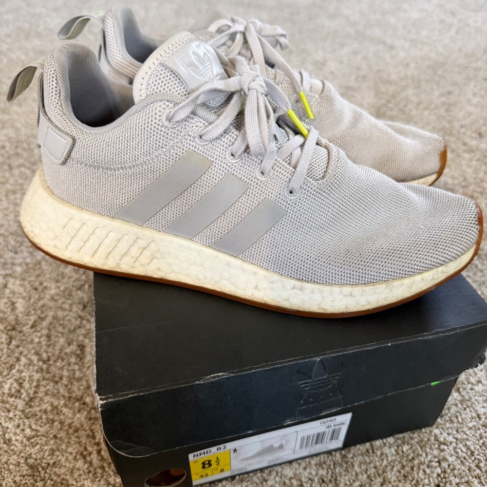 Adidas‎ NMD R2 Grey White Gum Men's Size 8.5 Sneakers CQ2403 Running Shoes